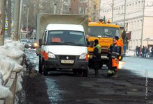 На Комсомольской латают ямы. «Лишь бы до большого ремонта держалось»