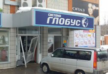 Чепчанка на автомобиле протаранила двери торгового центра