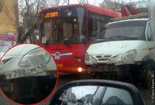 Эвакуатор, уронивший «Калину» на Jaguar, столкнулся с автобусом