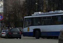 Из-за «мастеров парковки» в Кирове образовался троллейбусный затор