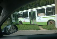 На Производственной автобус №46 снес дерево