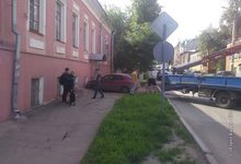 В Кирове легковушка врезалась в здание техникума