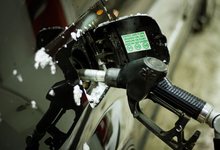 Деньги утекают в бак. Сколько кировчане тратят на бензин?