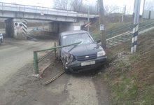 В Котельниче легковушка снесла ограждение