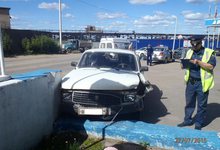 Пьяного водителя смог остановить только бетонный блок