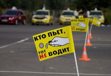 Стали известны имена водителей, лишенных прав управления в декабре 2015 года