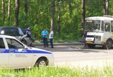 У «Олимп-Арены» автобус врезался в иномарку: в машине взорвались газовые баллоны