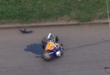 Видео, как на проспекте Строителей мотоцикл врезался в Transporter