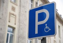 Названы люксовые марки авто, которые чаще паркуются на местах для инвалидов