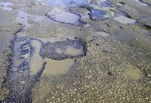 В поселке Сосновый «отремонтировали» дорогу, уложив асфальт в лужи