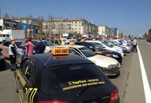 Кировские таксисты устроили сход на Октябрьском проспекте