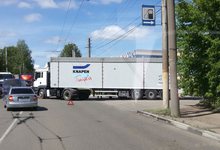 У ТЦ «Весна» фура зацепила легковушку: образовалась пробка