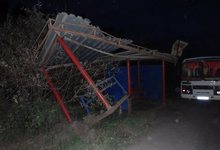 Автобус снес остановку, на которой находился человек