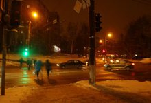 Неизвестный сбил мужчину на перекрестке Карла Маркса и Азина