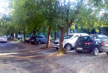 Парковка на газоне вандализм или вынужденная мера?