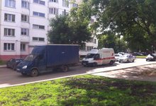 Во дворе дома на Азина ребенок попал под машину