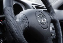 В Омутнинском районе нашли брошенный «Лексус»