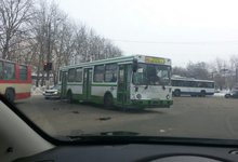 У мясокомбината УАЗ врезался в автобус