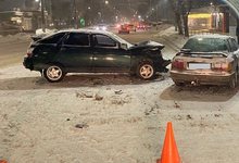 В Кирове на Ивана Попова столкнулись ВАЗ и Audi: есть пострадавшая