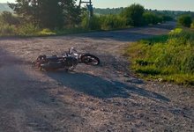 В Кировской области на трассе опрокинулся мопед: водитель погиб