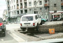 На перекрестке Ленина и Герцена «Нива» заехала на бордюр и застряла