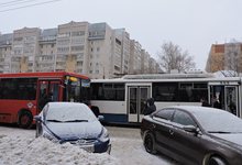  Троллейбус перегородил Октябрьский проспект