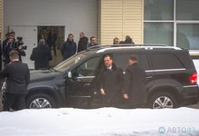 Дмитрий Медведев в Кирове сам сел за руль Mercedes