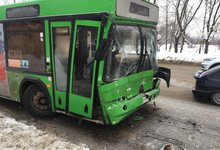 4 человека пострадали при столкновении 2 автобусов в Кирове