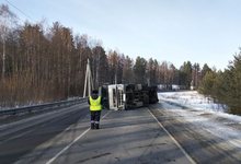 В Тужинском районе мужчина опрокинул грузовик с прицепом