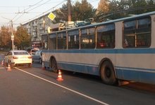 В Кирове троллейбус «наехал» на два авто: пенсионерка получила травмы