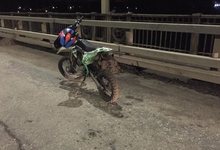 В Кирове несовершеннолетний пьяный бесправник на мотоцикле влетел в ограждение