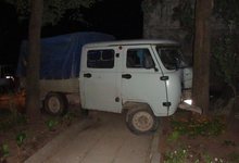 От «рук» пьяного бесправника в Слободском пострадали два «УАЗика» и дерево