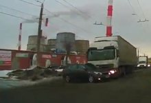 ДТП на Луганской: Kia заскочила под фуру