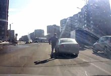 В Кирове пьяный дебошир на дороге пристал к автоледи