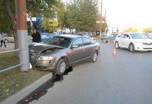 В Кирове водитель на Audi слегка «приобнял» столб