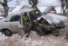 Возможно пьяный мужик на «Волге» устроил массовое ДТП и «обнял» столб