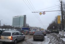 Октябрьский проспект встал в пробке из-за троллейбусов