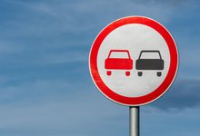 Как правильно читать знак "Обгон запрещён" и когда заканчивается зона его действия: важные детали ПДД