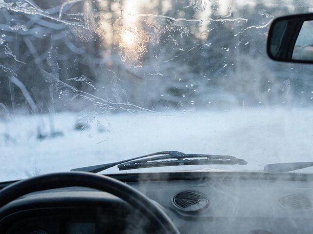 Как победить запотевшие стекла в авто зимой: всего один фокус и вы ездите с кайфом всю зиму