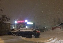 Тройные столкновения и заносы на поворотах: снегопад в Кирове привел к серьезным авариям