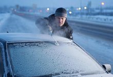 Одно средство и вы моментально очистите лобовое стекло ото льда: читайте и запоминайте