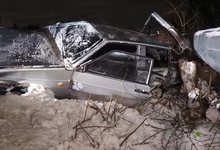 Под Кировом "восьмерка" съехала с дороги и перевернулась: пострадали две девушки