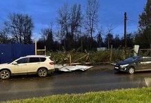 Два автомобиля в Кирове пострадали из-за упавшего на них металического забора