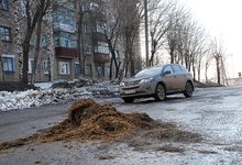 В Слободском ямы на дорогах «починили» навозом