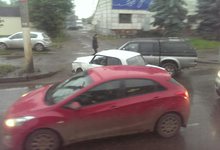 У стадиона «Родина» дорогу не поделили 2 машины