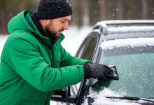 Сломался скребок? Не беда: удаляем лёд с лобового стекла авто быстро и без царапин
