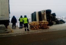 В Кировской области сотрудники ГИБДД спасли водителя фуры