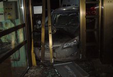 Пьяный водитель Opel отвлекся и врезался в фасад здания
