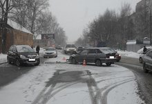 В Кирове водитель на «Реношке» получил травмы в результате своего разворота