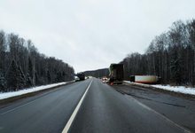 В Кировской области мужчина на фуре врезался в грузовик, а затем в дерево